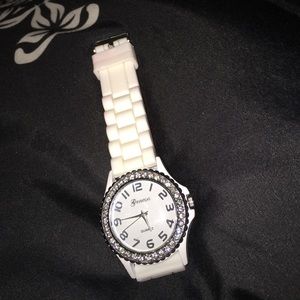 **sold on mericari**White Geneva watch