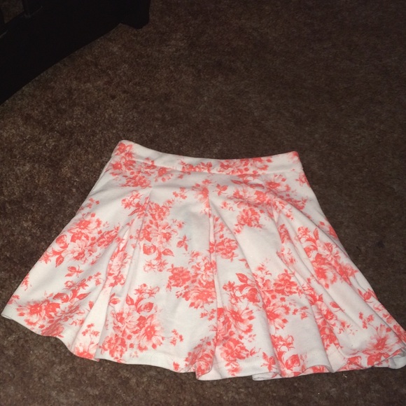 White floral skater skirt🌸