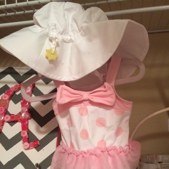 Infant girl never worn bathing suit - Picture 2 of 4