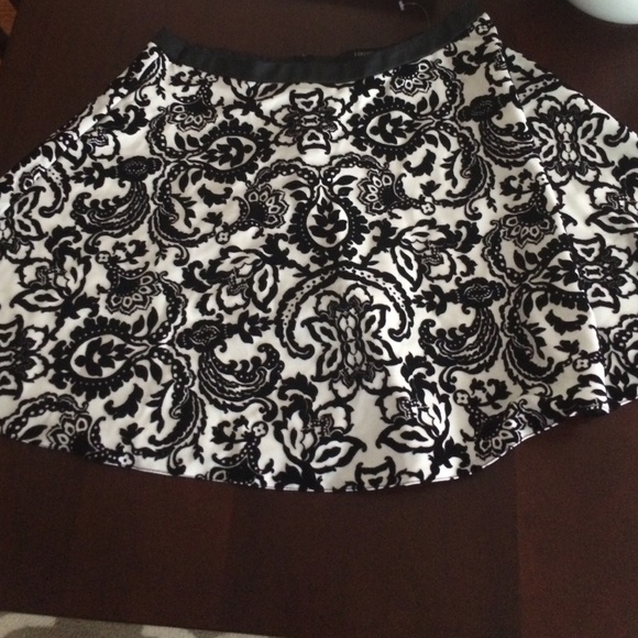 Great peplum black and white detailed skirt!