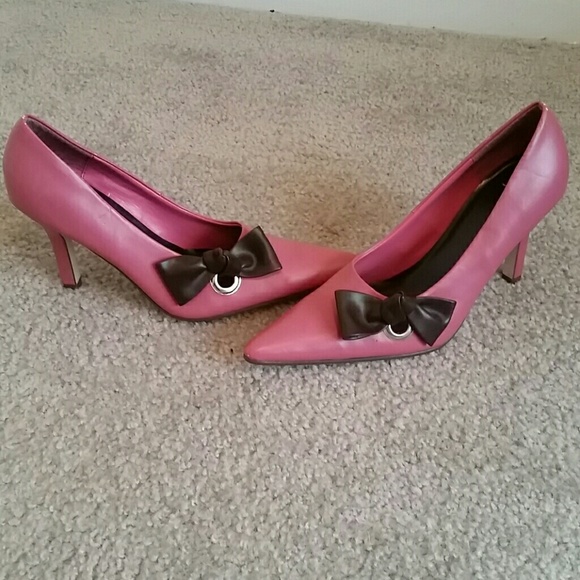 Cutesy pumps with bow detail
