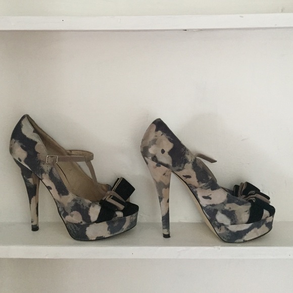 Bakers 8 1/2 black and white shoes