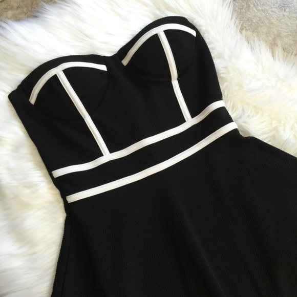 Seduction Dresses & Skirts - New Blk & White Bustier Tulip Dress!