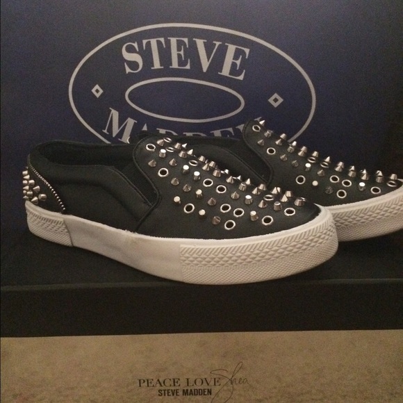 Steve Madden Studded Black flats