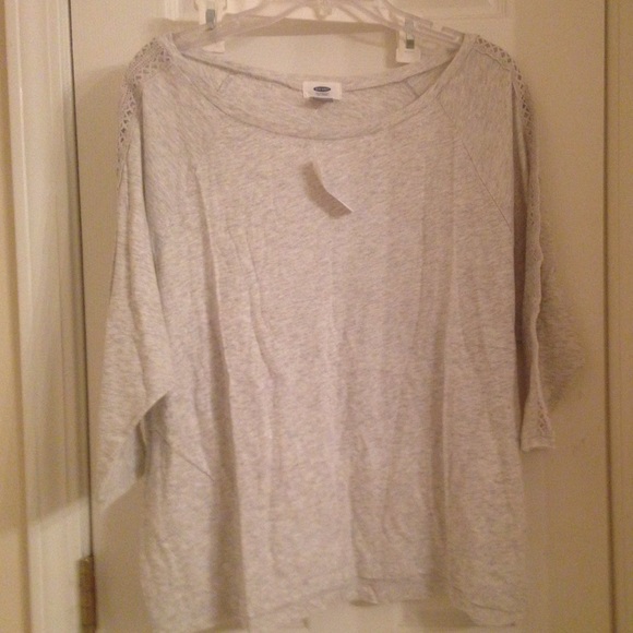 ❌SOLD❌Large Old Navy top with lace arms detailing