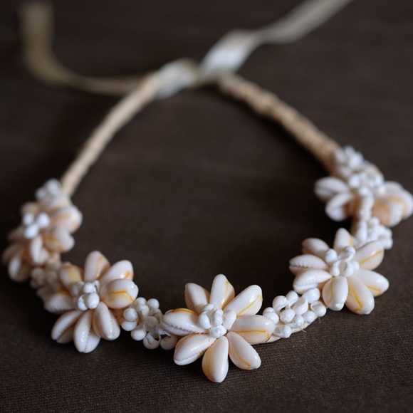 Shell flower necklace