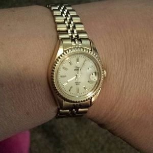 ⌚🎀 Timex Gold Watch⌚🎀