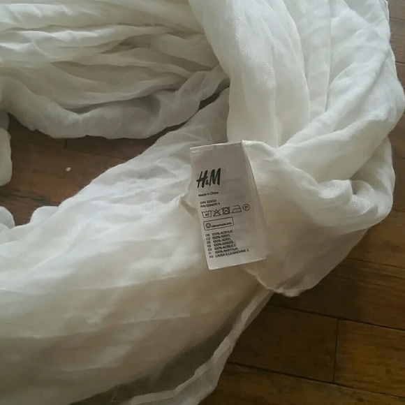 Large H&M Off White Acordian Scarf - Picture 2 of 3