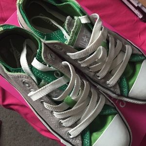 Grey and two tone green converse!💚
