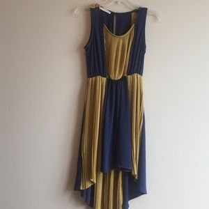 Beautiful detailed dress! Size small!! Must have!