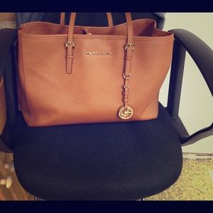 Michael kors jet set tote