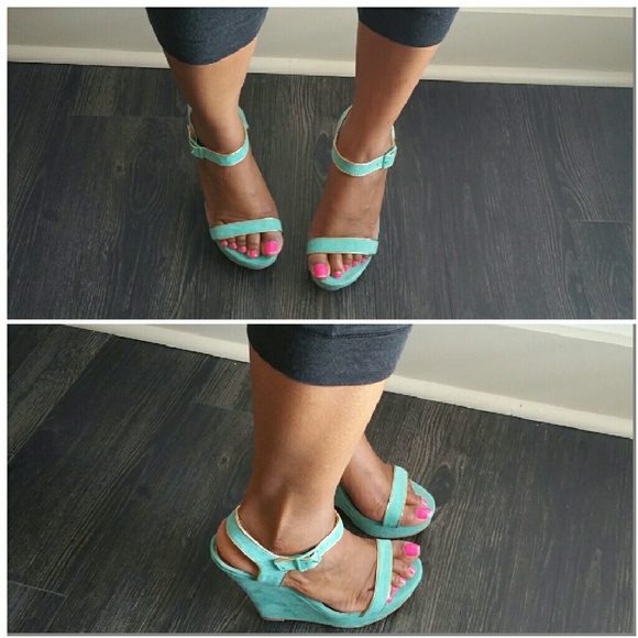 🐣FINAL🐣Turquoise/gold trim sandals