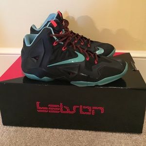 Lebron 11 Jade size 10.5 8/10. Comes with box.