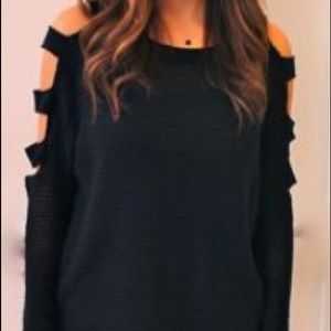 Short sweater with slits in the arms