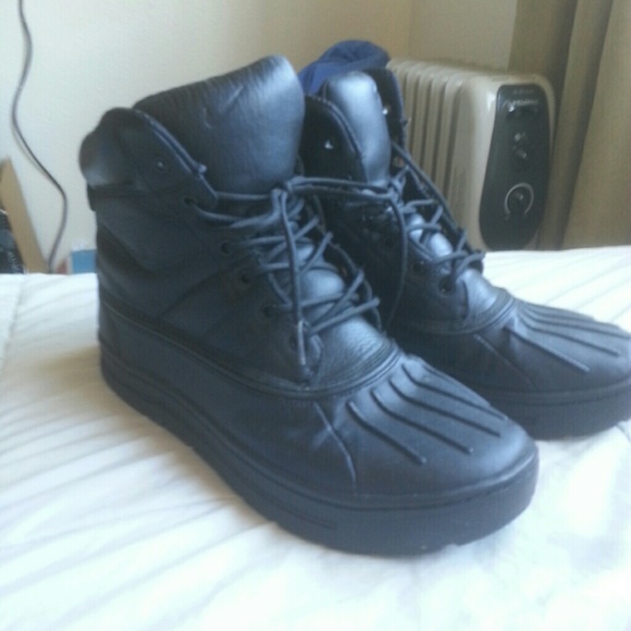 Black nike boots