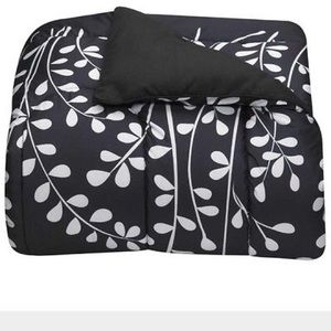 Extra-Long Black and White Vines Twin Comforter