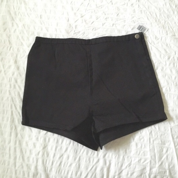 KEEPING | Black High Waisted Chino Short Shorts - Picture 3 of 3