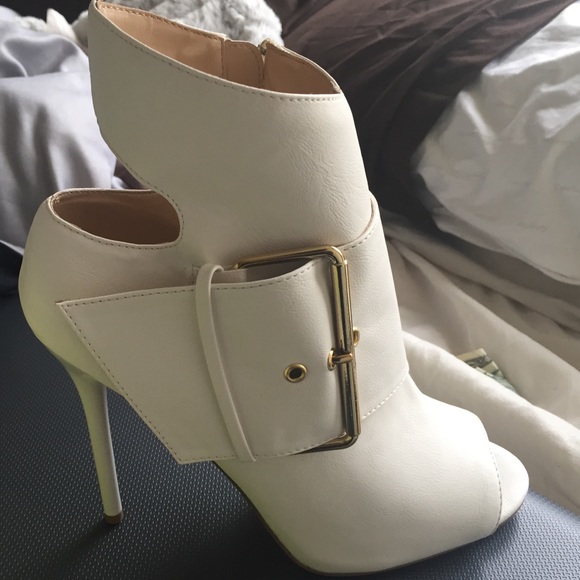 Brand New NEVER WORN BOX INCLUDED