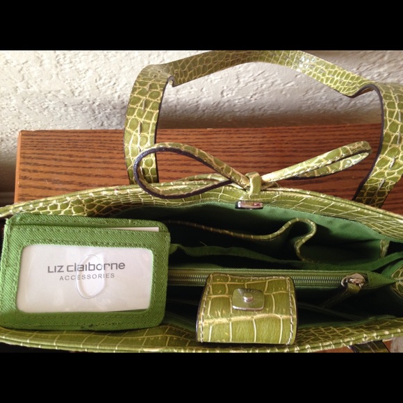 Beautiful purse in green - Picture 3 of 4