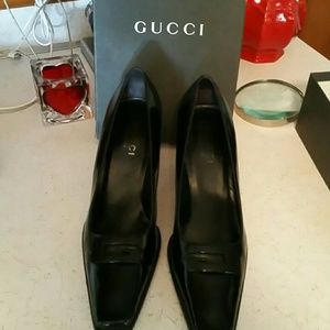 Gucci black leather pumps in excellent condition.