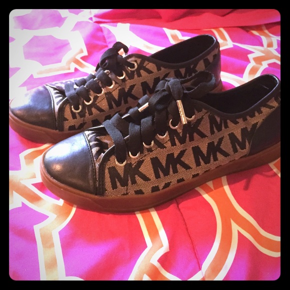 Black MK tennis