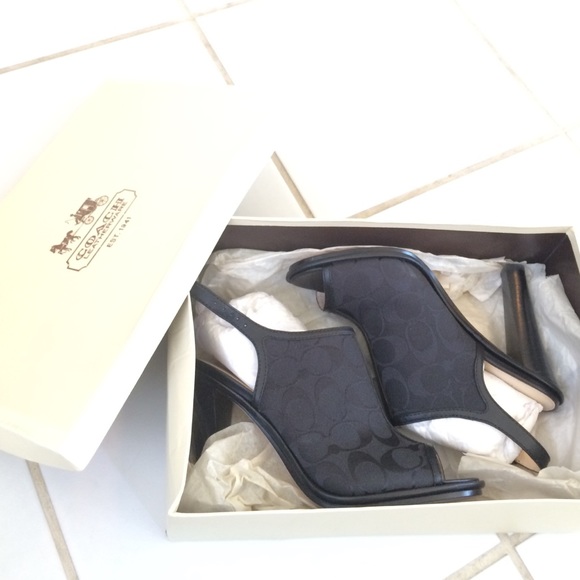 NEW GREAT CONDITION Coach Black Trishia Heel