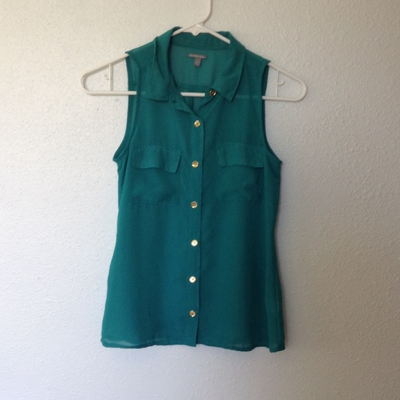 Sleeveless sheer collared top