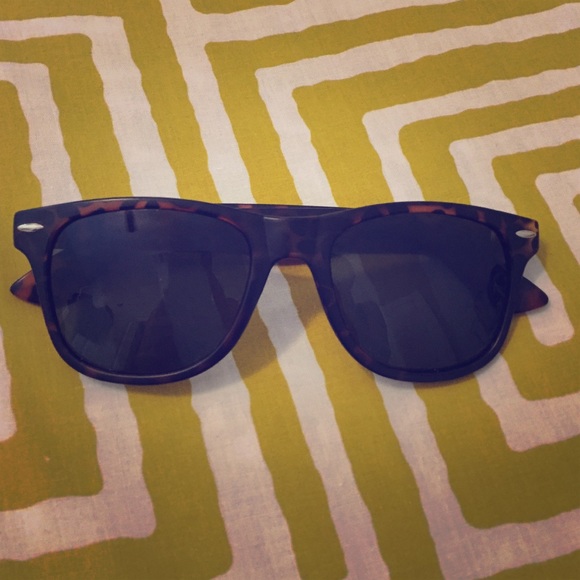 Tortoise shell style sunglasses