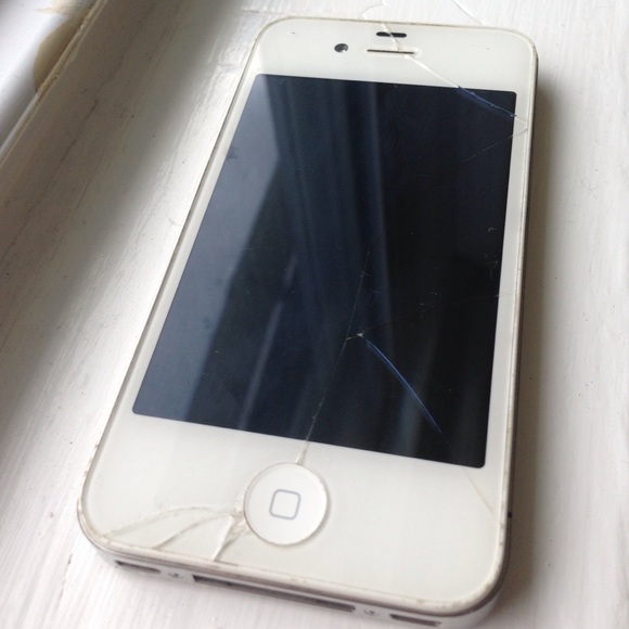 Slightly cracked iphone 4s - Picture 1 of 2