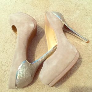 Never worn Gianni Bini pumps still in the box