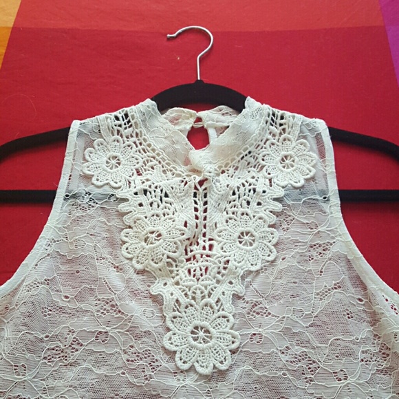 Beautiful white top, fits Size 2, 4, 6 - Picture 2 of 2