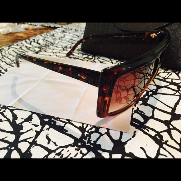 **SOLD**😎Gucci Sunglasses😎 - Picture 3 of 4