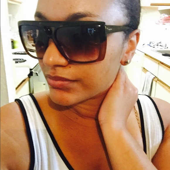 **SOLD**😎Gucci Sunglasses😎 - Picture 4 of 4