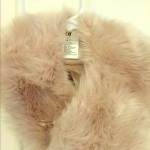 Never worn H&M faux fur scarf