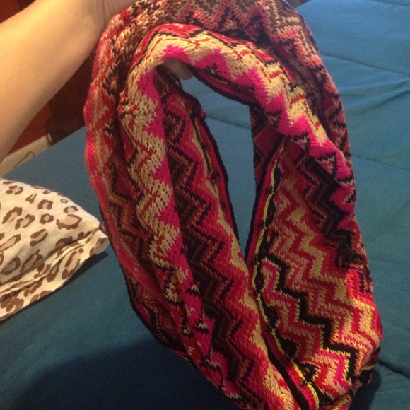 Chevron scarf. - Picture 1 of 1