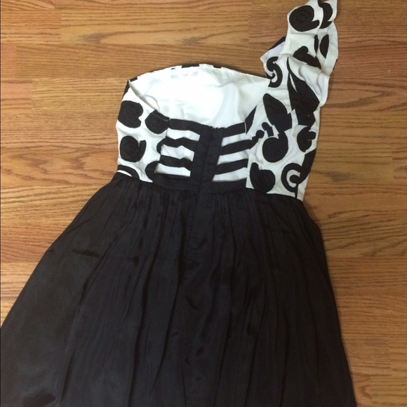SOLD!! Minuet black and white print one-shoulder - Picture 2 of 4