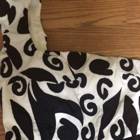 SOLD!! Minuet black and white print one-shoulder - Picture 3 of 4