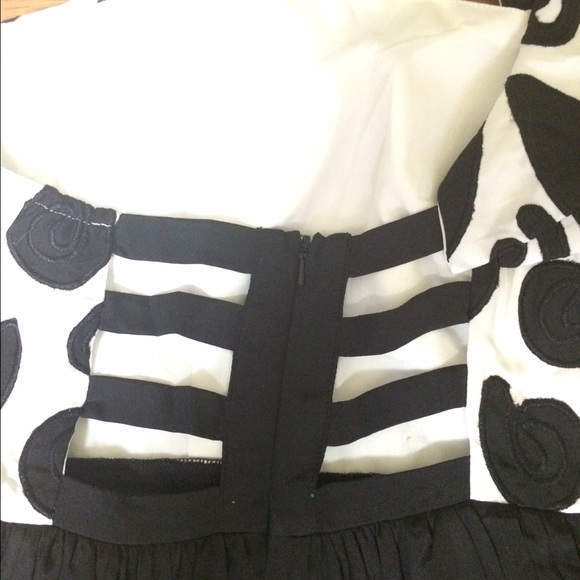 SOLD!! Minuet black and white print one-shoulder - Picture 4 of 4