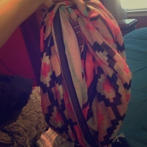 Wet seal infinity scarf.