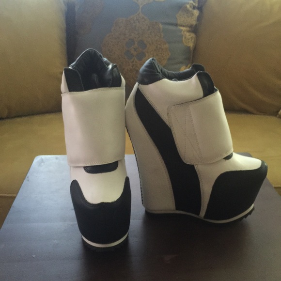 Jeffrey Cambell For KarmaLoop shoes - Picture 1 of 3