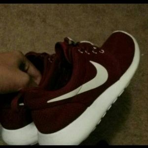 Mens Nike Team Red(maroon) roshe run