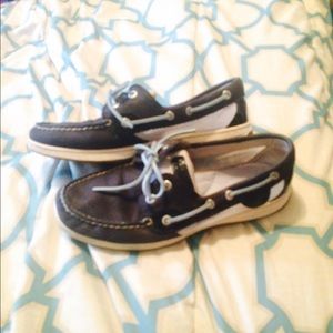 Navy blue Sperry's Top-sider bluefish shoe