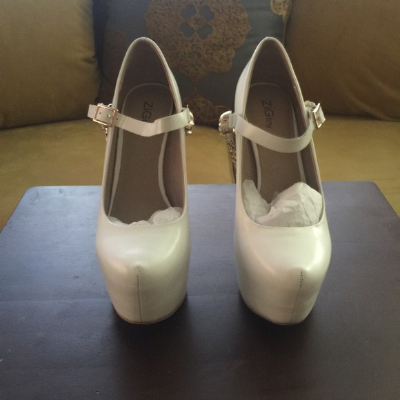 ZiGi White Skull Pumps - Picture 2 of 4