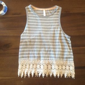 Loose fitting, great and white stripped crop top