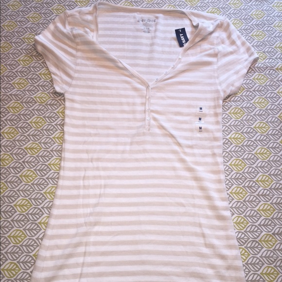 Brand new Old Navy t-shirt - Size medium