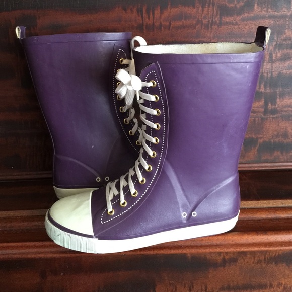 Converse inspired rain boots.