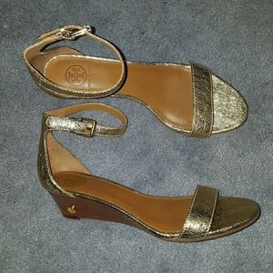 Gorgeous Tory Burch Savannah gold wedge sandals