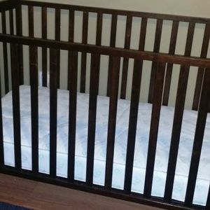 Toddler crib with mattress