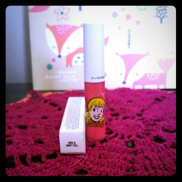MAC Kiss & Dont Tell lipglass