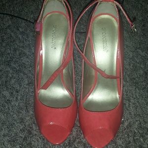 Shoe dazzle size 10 peep toe platform pumps.